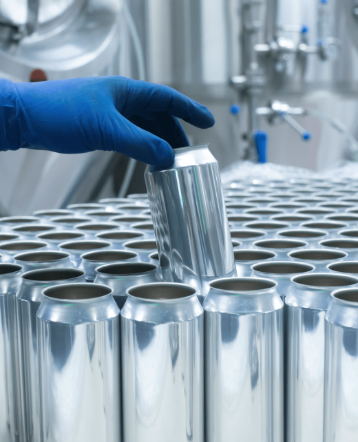 la-mano-de-un-trabajador-de-fabricacion-de-produccion-de-bebidas-tomando-nuevas-latas-de-aluminio(1)@2x-min